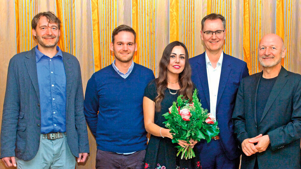Die Sieger: (v.l.n.r.): Dr. Andreas Prutscher, Zahnarzt Hanno Hagen, Zahnärztin Christine Yazigi (Videopreis), PD Dr. Sven Rinke (Forschungspreis), Laudator Dr. Bernd Reiss, Vors. AG Keramik.\r\n