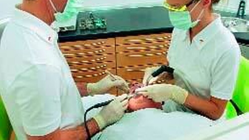 Das Aufgabenfeld für zahnärztliche Mitarbeiterinnen orientiert sich an der heute praktizierten modernen präventionsorientierten Zahnheilkunde. Durch die Überarbeitung der BZÄK-Musterfortbildungsordnungen wird eine hochwertige Aufstiegsfortbildung gew