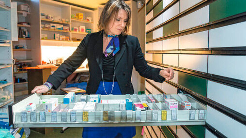 Vor allem in den neuen Bundesländern wird zu oft mit einem Chinolon oder mit einem Oralcephalosporin behandelt. Diese Wirkstoffe aber sollten als Reserveantibiotika den schweren Infektionen vorbehalten sein. |