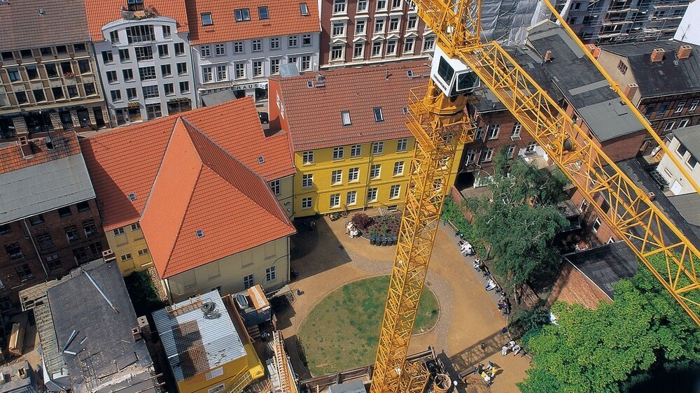 Nicht nur neu zu errichtende GebäudeIn wachsen in die Höhe, sondern derzeit auch die Immobilien- preise für Objekte in deutschen Großstädten.