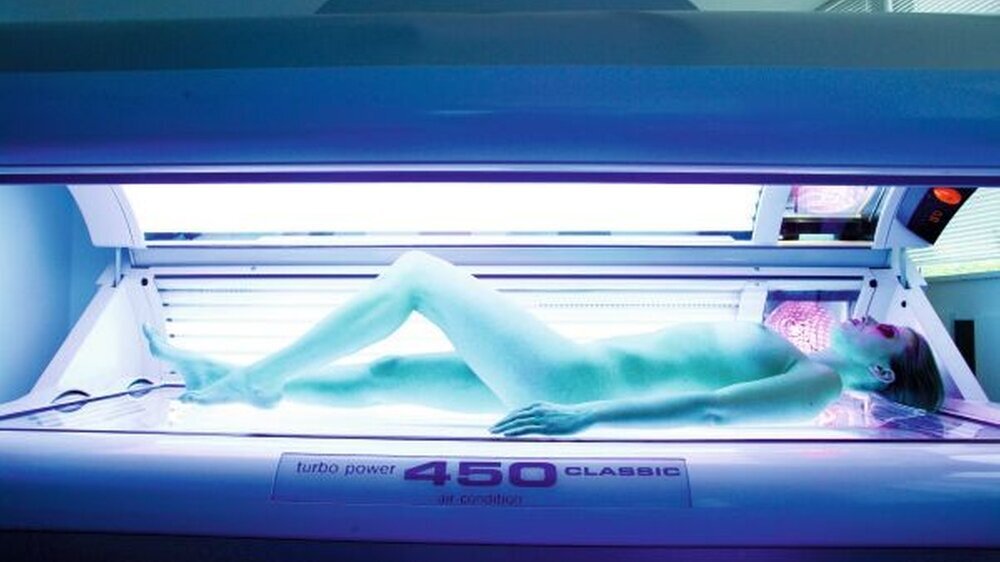 Risikogruppe: Gerade Frauen unter 18 Jahren besuchen oft regelmäßig eine Sonnenbank. Um die Aufklärung über die Entstehung von hellem Hautkrebs zu erhöhen, hat die Europäische Hautkrebsstiftung den 13. September zum „Tag des hellen Hautkrebses“