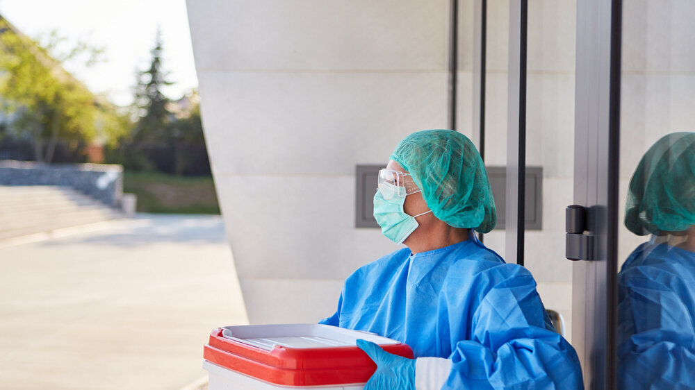 In den Monaten Januar bis Oktober 2022 hat es laut DSO 710 postmortale Organspender gegeben, 2021 waren es 775.