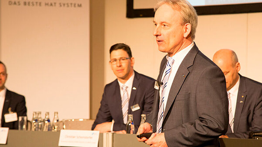 Dr. Martin Koch, Leiter der technischen Akademie, präsentierte die weiteren Neuheiten und Weiterentwicklungen, die von Dürr Dental in Halle 10.1, Stand E30-G41, gezeigt werden.