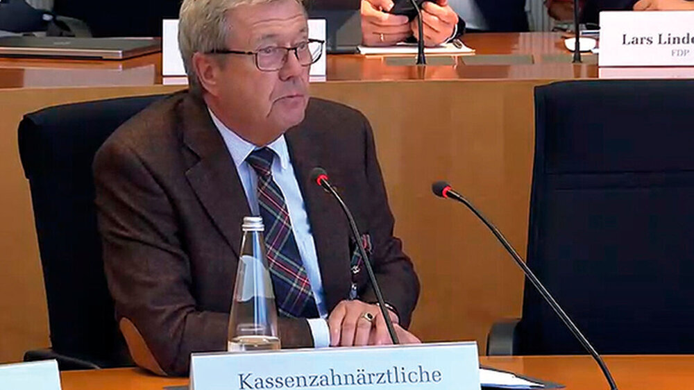 Der KZBV-Vorsitzende Dr. Wolfgang Eßer berichtete im Gesundheitsausschuss, welche fatalen Folgen es für die Mund- und Allgemeingesundheit der Bevölkerung hätte, wenn die erst im vergangenen Jahr eingeführte, präventionsorientierte Parodontitisbehand