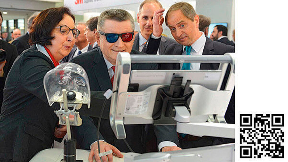Ich sehe was, was Du nicht siehst: Mit 3-D-Brille und sichtlicher Begeisterung verschafft sich\r\nGesundheitsminister Hermann Gröhe beim Messerundgang einen Überblick. Da staunt selbst der\r\nVorstandsvorsitzende des Verbands der Deutschen Dentalindustr Ich sehe was, was Du nicht siehst: Mit 3-D-Brille und sichtlicher Begeisterung verschafft sich\r\nGesundheitsminister Hermann Gröhe beim Messerundgang einen Überblick. Da staunt selbst der\r\nVorstandsvorsitzende des Verbands der Deutschen Dentalindustrie (VDDI), Dr. Martin Rickert.