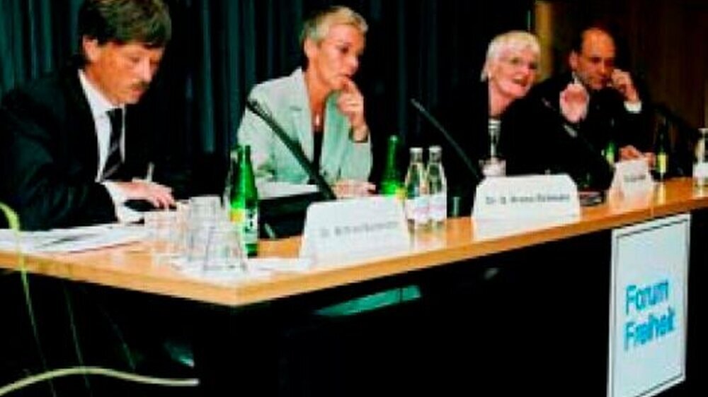 Harte Diskussion um die Perspektive Deutscher Gesundheitspolitik: Dr. Wilfried Beckmann, Dr. Gabriele Krone-Schmalz, Dr. Gisela Babel (FDP), Dr. Klaus Theo Schröder (v.l.n.r.).