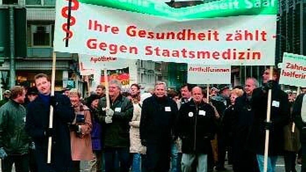 Protest in Saarbrücken: Für den Patienten und gegen die Reformpläne trat das Bündnis Gesundheit Saar ein. Auch die Zahnärzte engagierten sich mit ihren Verbandsspitzen, so der saarländische Kammerpräsident Sanitätsrat Dr. Wolfgang Weis (m.).