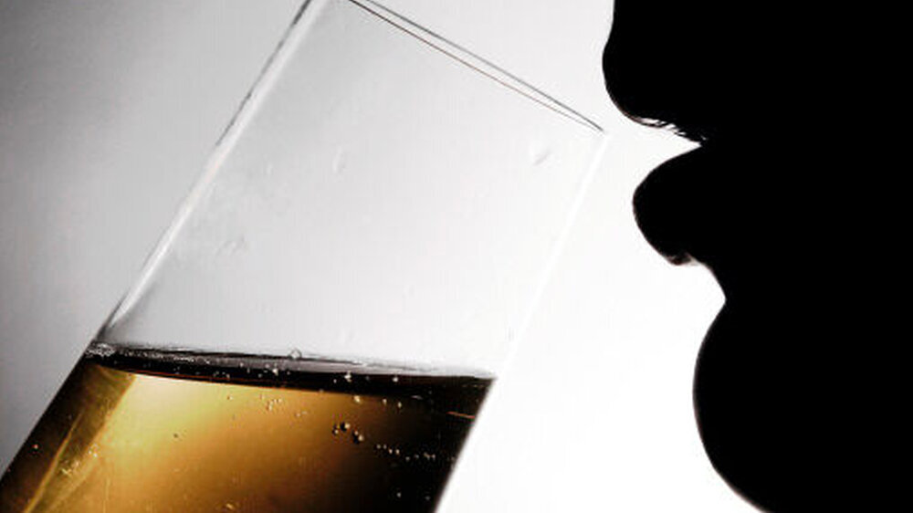 Der übermäßige Konsum von Alkohol hat erhebliche negative Auswirkungen auf die Mundgesundheit.