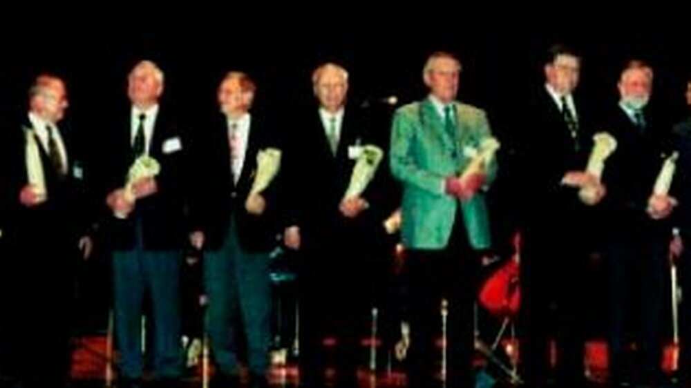 50. Jubiläum der DGZPW in Bad Homburg: fast alle ehemaligen Vorsitzenden der DGZPW auf der Bühne (v.l.n.r.): Professores Erich Körber, Dr. Eichner (Witwe von Karl Eichner), Till Jung, Manfred Hofmann, Rudolf Musil, Joachim Weiskopf, Edwin Lenz, Joachim