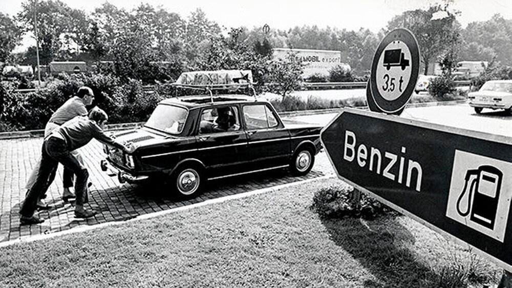 „Das reicht dicke!“ Wer vor der Tanke liegen bleibt, hat sich bei der Reiseplanung verrechnet. Kann passieren, wenn der flüchtige Blick auf die Zahlen die exakte Kalkulation ersetzt.
