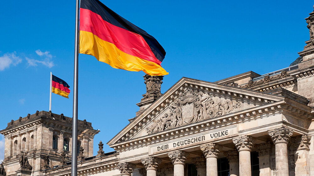 Der Abschluss einer Berufshaftpflichtversicherung wird zur Pflichtregelung im Sozialgesetzbuch V. Die Pflicht gilt als erfüllt, wenn eine Berufshaftpflichtversicherung kraft Landes- oder Standesrecht besteht, die den Anforderungen entspricht.