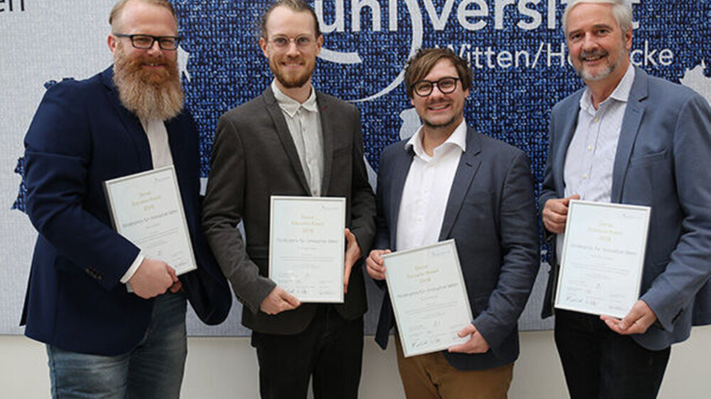 v.l.n.r.: Prof. Dr. Jan Ehlers (Lehrstuhl für Didaktik und Bildungsforschung im Gesundheitswesen), Dr. Michael Egermann, Dr. Peter Schmidt (Lehrstuhl für Behindertenorientierte Zahnmedizin) und Prof. Dr. Andreas Schulte