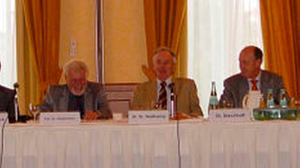 Diskutierten die Weichenstellungen für die Professionalisierung von morgen: Prof. Dr. Biffar, Dr. Oesterreich, Dr. Dr. Weitkamp und Prof. Dr. Freiherr von Troschke (v.l.n.r.).