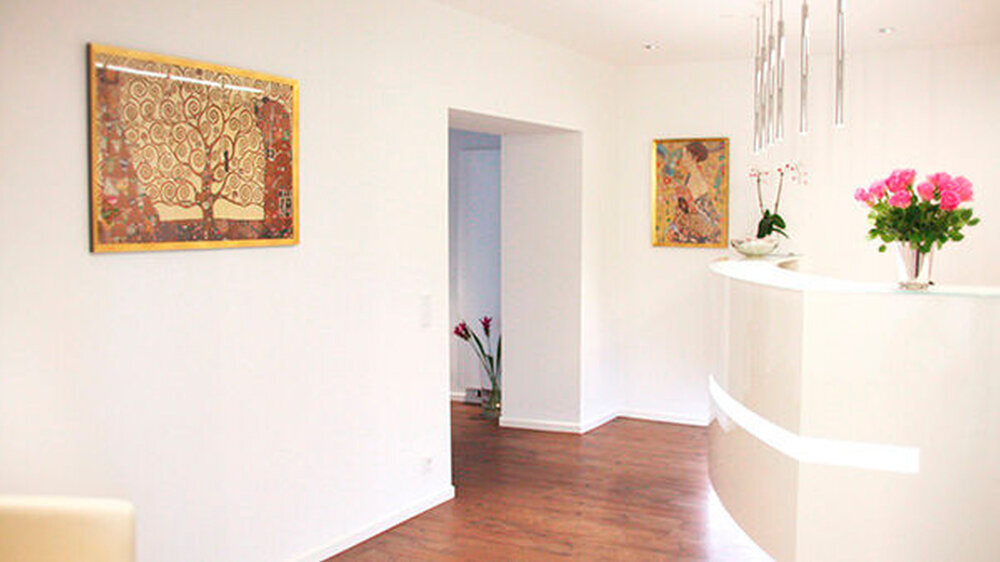 Die Praxis ist in der ersten Etage einer alten Industriellenvilla am westlichen Stadtrand von Köln, Frechen-Königsdorf, untergebracht.