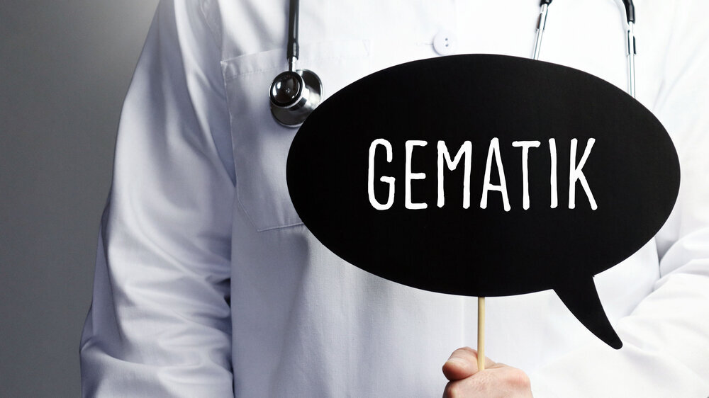 gematik (Nationale Agentur für Digitale Medizin). Arzt mit Stethoskop hält Sprechblase in Hand. Text steht im Schild. Gesundheitswesen, Medizin gematik