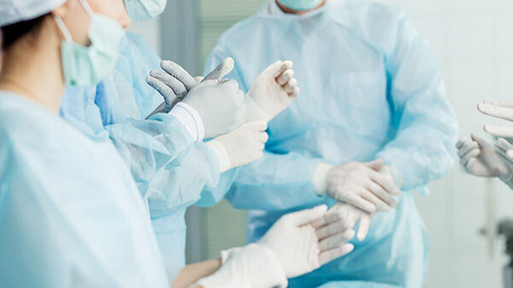 Bei der Terminanbahnung, im Wartezimmer und bei der Behandlung sowie im Umgang mit Covid-19-Verdachtsfällen oder bereits infizierten Patienten müssen in der Zahnarztpraxis strenge Hygieneregeln befolgt werden.