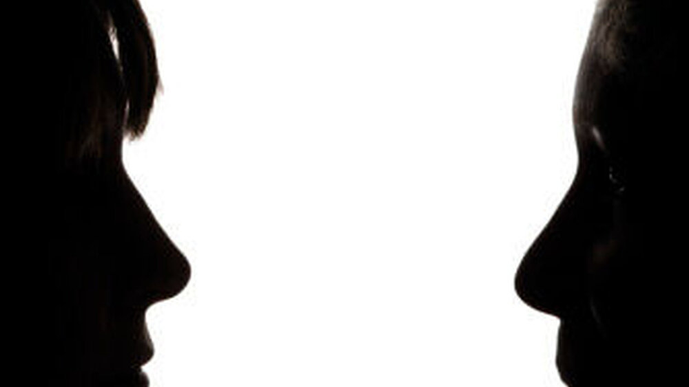 Auf Augenhöhe: Die Begegnung zwischen Arzt und Patient im paritätischen Miteinander kann entschieden zum Therapieerfolg beitragen. |