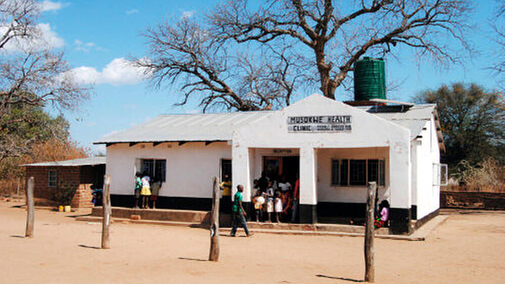 Arbeiten unter schwierigsten Bedingungen: Health Clinic im Outreach im Dorf Musohwa, Sambia. | Arbeiten unter schwierigsten Bedingungen: Health Clinic im Outreach im Dorf Musohwa, Sambia. |