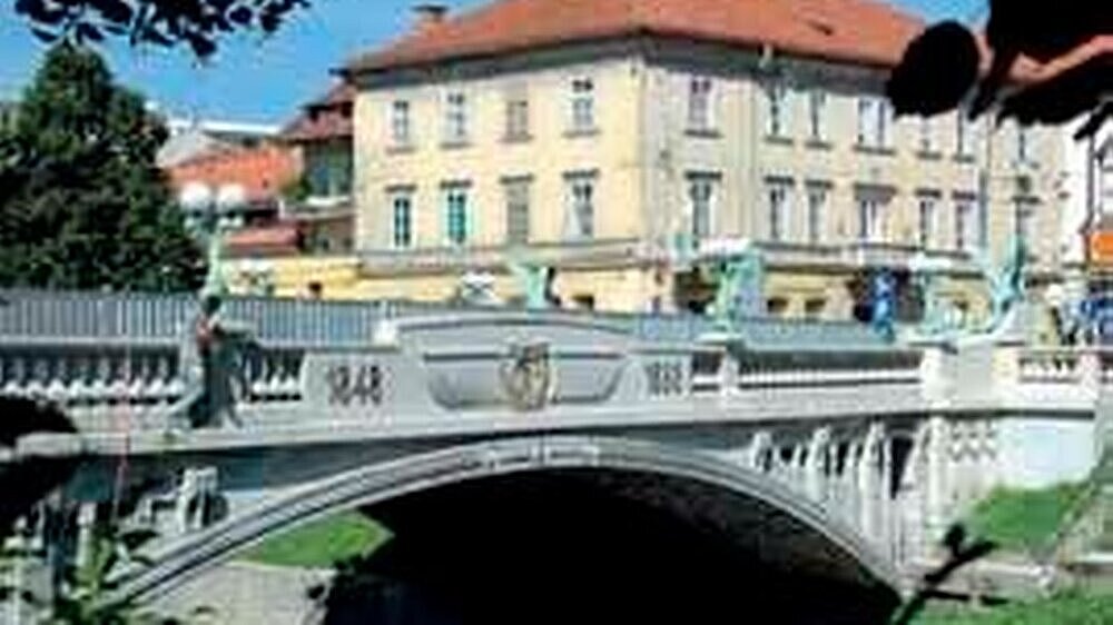 Die Drachenbrücke ist ein Wahrzeichen von Ljubljana und wurde anlässlich der 40.-jährigen Regentschaft von Kaiser Franz Josef II. erneuert.