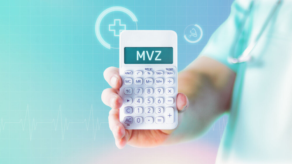 MVZ (Medizinisches Versorgungszentrum). Arzt zeigt Taschenrechner mit Text auf Display. Blauer Hintergrund mit Icons Arzt zeigt Taschenrechner mit Text auf Display.