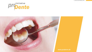 Ein defekter Zahn kann nicht nur furchtbar schmerzen, sondern stellt Betroffene auch vor die Frage: Welche Versorgung ist für mich die richtige? Das Magazin „Füllungen“ stellt die verschiedenen Möglichkeiten dar. Im Fokus stehen dabei die sogenannten Einlagefüllungen wie Inlay, Onlay und Overlay (Teilkrone).