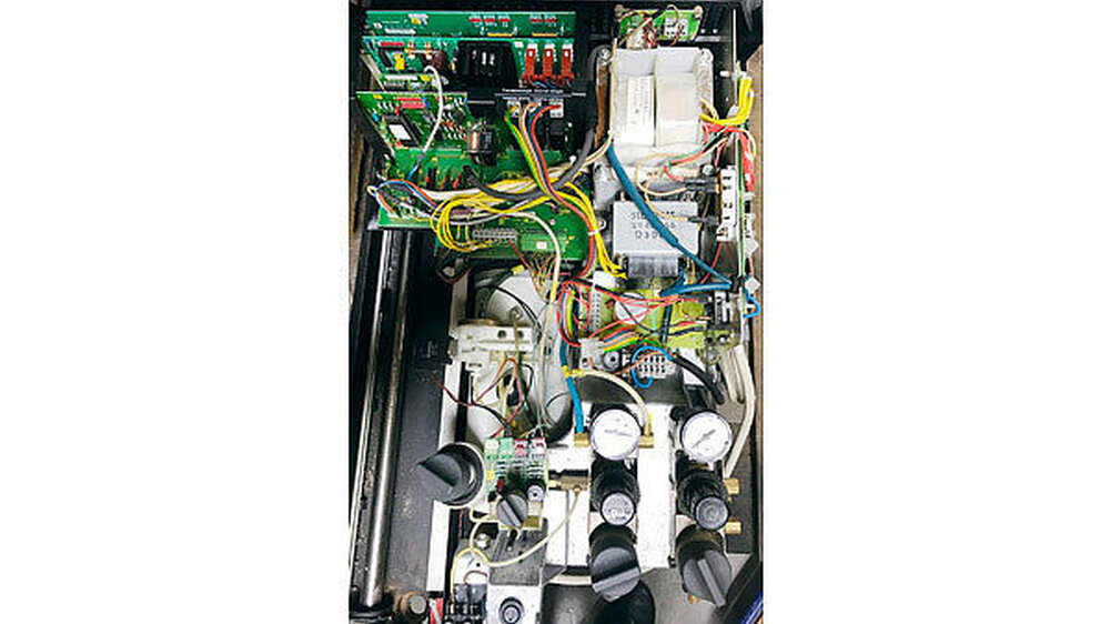 Vor der Sanierung findet man die alte überladene Technik im Bodensockel. Für den Betrieb waren mehrere Platinen nötig. Vor der Sanierung findet man die alte überladene Technik im Bodensockel. Für den Betrieb waren mehrere Platinen nötig.
