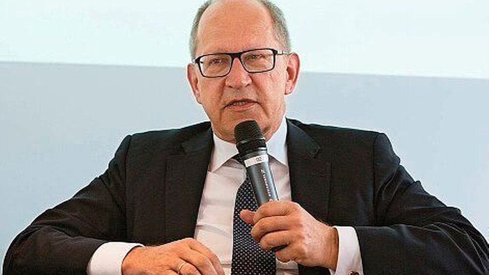 Dr. Peter Engel hält es für wichtig, dass sich die Aktivitäten der zahnärztlichen Berufspolitik im PAR-Bereich ergänzen. Er votierte für eine klare Abgrenzung zwischen UPT und PZR, um eine Schnittstellenproblematik mit den Maßnahmen der Sekundärprävention zu vermeiden. Sollte die Bewertung der Evidenzlage im IQWIG schwach ausfallen, könnten weitere Initiativen zur Verbesserung der Evidenz entwickelt werden, gegebenenfalls unter der Nutzung des Innovationsfonds. |
