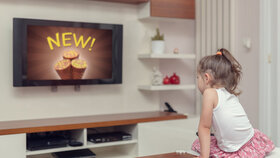 Mädchen guckt TV-Werbung