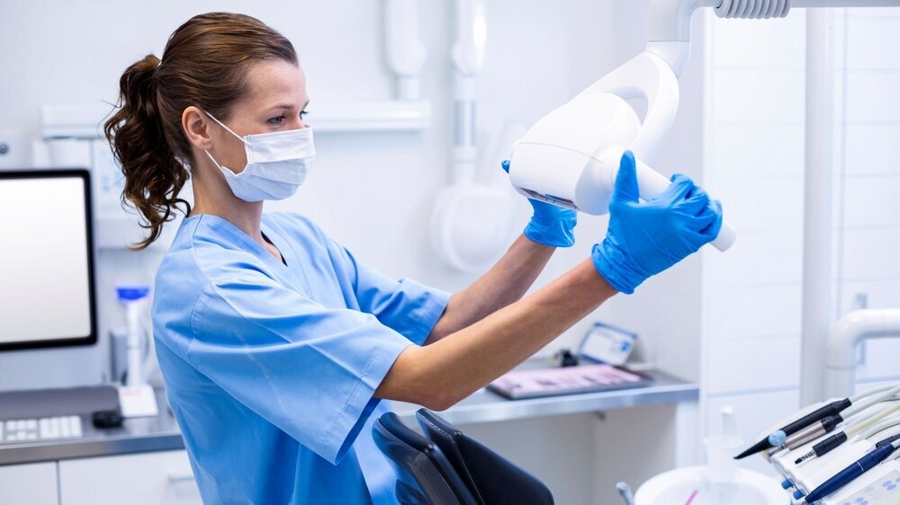 Dental assistant adjusting light ZFA