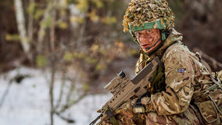 Britischer Soldat mit Waffe bei Militärmanöver