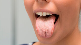 Mädchen, das ihre Zunge aus dem Mund streckt