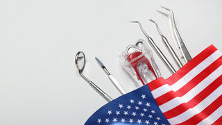 Zahnärztliche Instrumente und USA-Flagge