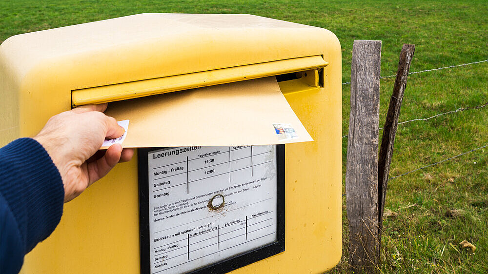 Brief in Briefkasten einwerfen Brief in Briefkasten einwerfen
