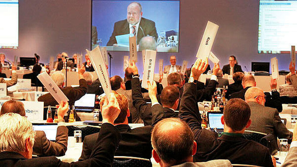 Dürfte die Vertreterversammlung der KZBV über das Selbstverwaltungsstärkungsgesetz abstimmen, blieben wohl alle Hände unten. |