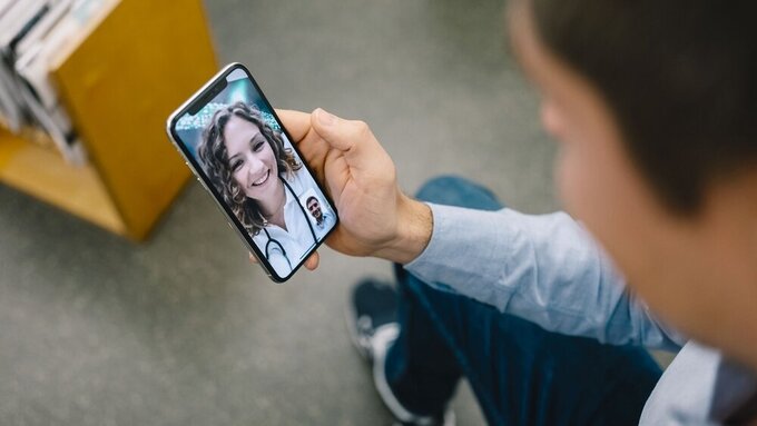 Videochat mit einer jungen Ärztin