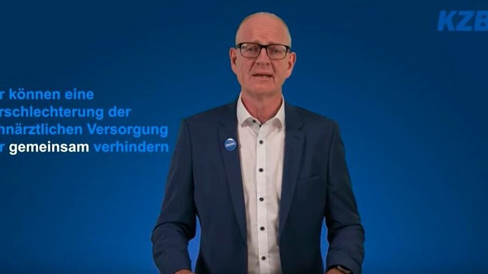 Martin Hendges, Vorsitzender des Vorstandes der Kassenzahnärztlichen Bundesvereinigung (KZBV), erläutert in einem neuen Video, warum die Unterstützung der Kampagne durch Patientinnen und Patienten wichtig ist und wie sie sich beteiligen können. Martin Hendges, Vorsitzender des Vorstandes der Kassenzahnärztlichen Bundesvereinigung (KZBV), erläutert in einem neuen Video, warum die Unterstützung der Kampagne durch Patientinnen und Patienten wichtig ist und wie sie sich beteiligen können.
