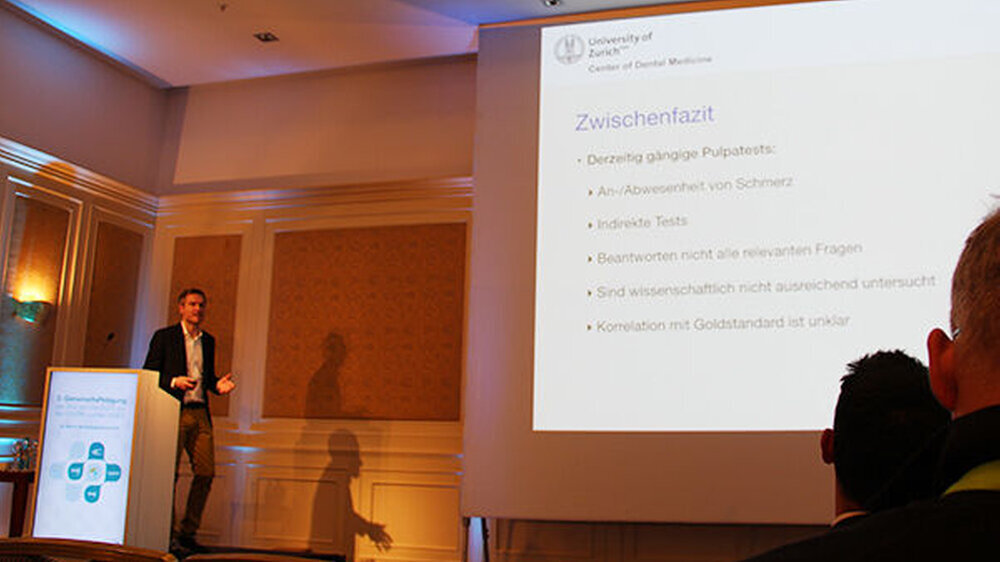 Als einer der Hauptredner im Programm der DGZ referierte Dr. Dan-K. Rechenberg (Zürich) über „konventionelle und molekulare diagnostische Marker in der Endodontologie“. Am häufigsten eingesetzt wird demnach der Kältetest, wenngleich die Evidenz in
