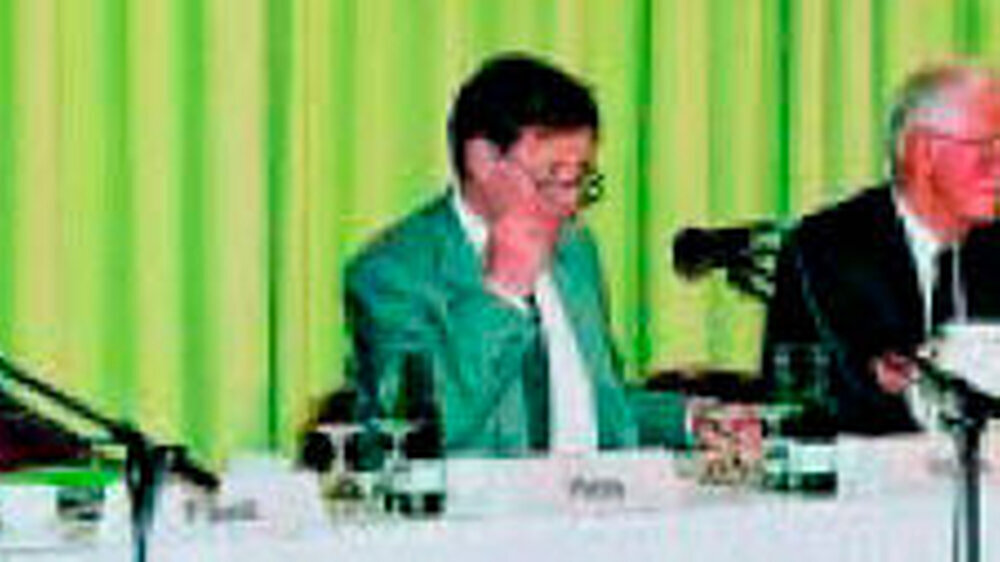 Das Forum im Schlagabtausch (v.l.n.r.): Dr. Hans Jürgen Ahrens, AOK, Dr. Hans Georg Faust, CDU, Dr. Burghard Rocke, DKG, Moderator Prof. Dr. Fritz Beske, Dr. Robert Schäfer, BÄK, Rolf Stuppardt, IKK, Dr. Dieter Thomae, FDP, Dr. Dr. Jürgen Weitkamp, BZ