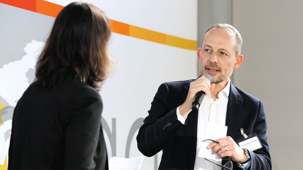 Konstantin von Laffert, Europatag BZÄK 2023 Es verblieb bei BZÄK-Vizepräsident Konstantin von Laffert, die „Take-away-Messages“ für das Plenum des Europatages zu formulieren. Sein Fazit: Der EHDS müsse einfach zu handhaben sein, die Bürokratie dürfe nicht stärker werden. Und für Zahnarztpraxen dürfe der EHDS keinen zusätzlichen Aufwand bringen, sondern „organisiert im Hintergrund ablaufen. “