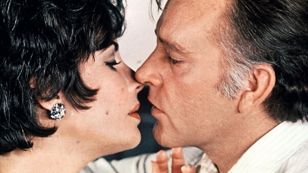 Während das Drama bei Liz Taylor und Richard Burton hinter der Bühne weiterging, verläuft die Beziehung zwischen Zahnarzt und Zahntechnikern hinter den Kulissen weitgehend harmonisch.