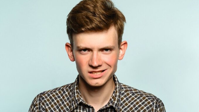 threatening intimidating sneer crazy man smirk Mann bedrohlich und aggressiv