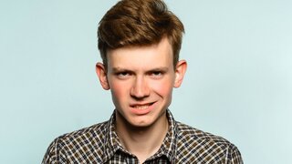Mann bedrohlich und aggressiv