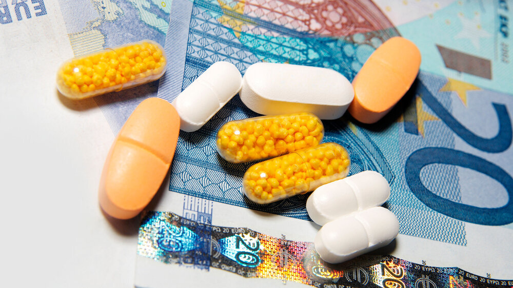 Tabletten und Kaspeln sind auf Euro-Geldscheinen platziert. Tabletten und Kaspeln sind auf Euro-Geldscheinen platziert.