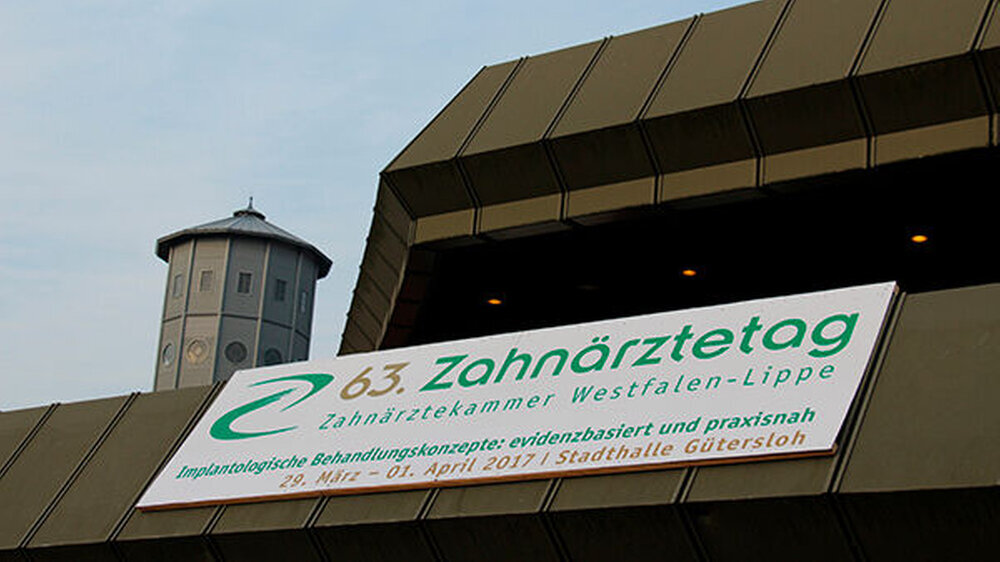 Markenzeichen für den Zahnärztetag Westfalen-Lippe: die Stadthalle Gütersloh, im Hintergrund der alte Wasserturm.