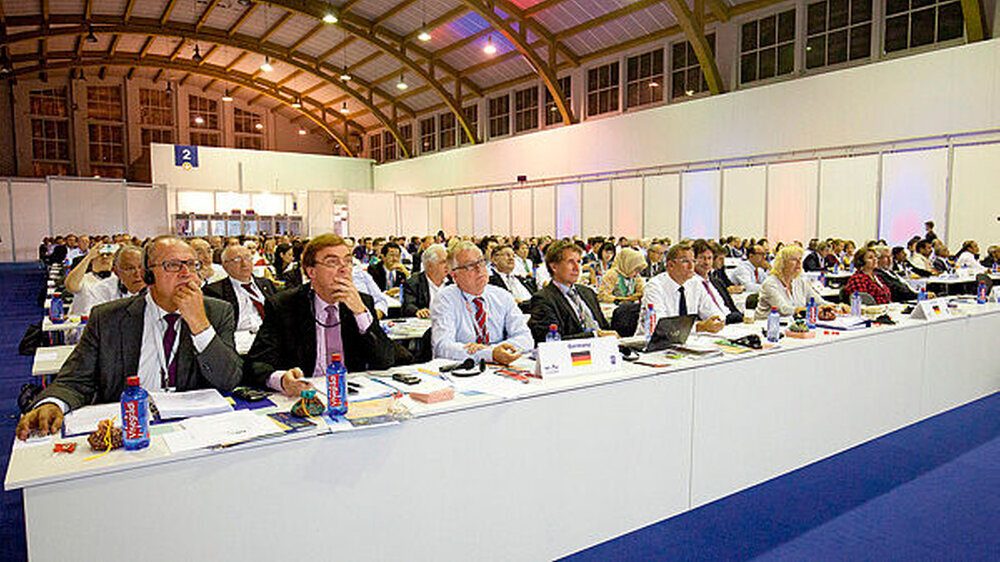 Die deutschen Delegierten in der ersten Reihe: BZÄK-Präsident Dr. Peter Engel, Hessens Kammerpräsident Dr. Michael Frank, der stellvertretende KZBV-Vorsitzende Dr. Jürgen Fedderwitz, Dr. Michael Sereny, Vorsitzender des FDI-Dental Practice Committees, Die deutschen Delegierten in der ersten Reihe: BZÄK-Präsident Dr. Peter Engel, Hessens Kammerpräsident Dr. Michael Frank, der stellvertretende KZBV-Vorsitzende Dr. Jürgen Fedderwitz, Dr. Michael Sereny, Vorsitzender des FDI-Dental Practice Committees, Bayerns Kammerpräsident Christian Berger, Nordrheins KZV-Chef Ralf Wagner und Mary van Driel, Direktorin Kommunikation des Brüsseler Büros der BZÄK. |