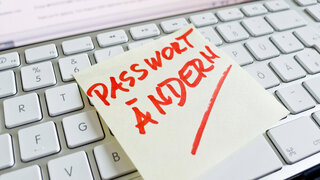 Notiz auf Computer Tastatur: Passwort ändern
