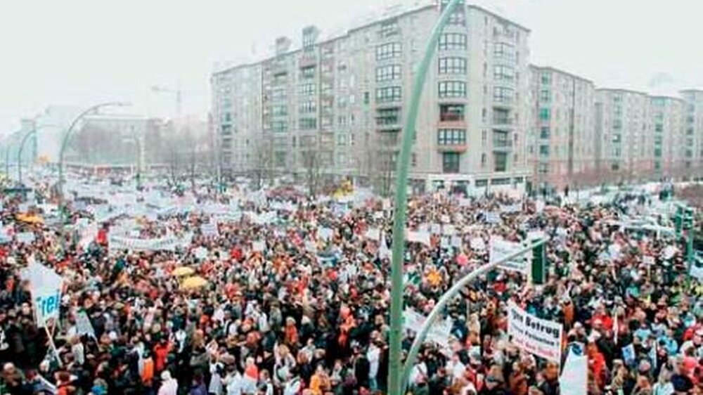 Unter dem Motto „Gesundheit erhalten statt Mangel verwalten“ demonstrierten mehr als 20000 Heilberufler am 18. Januar in Berlin vor dem Bundesgesundheitsministerium gegen die Misere in der deutschen Gesundheitspolitik.
