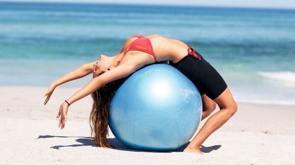 Mit Übungen, die den Rücken stärken, gelangt man schnell wieder zu guter Fitness – erst recht, in einer solchen Umgebung.