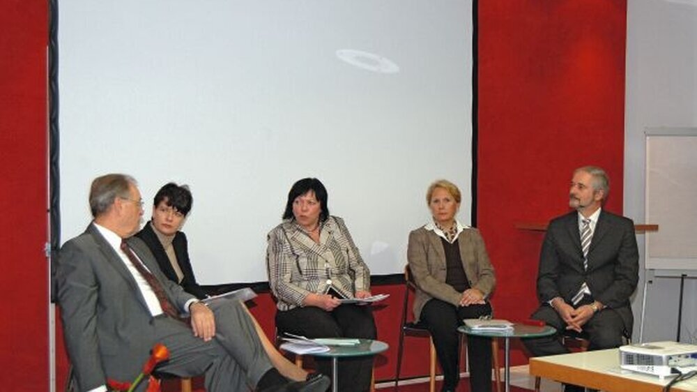 Moderatorin Dr. medic/IfM Timisoara Kerstin Blaschke, stellv. FVDZ-Bundesvorsitzende (m.), mit Roland Sing, Christine Aschenberg-Dugnus, Dr. Imke Kaschke und Dr. Andreas Schulte (v.l.n.r.) | Moderatorin Dr. medic/IfM Timisoara Kerstin Blaschke, stellv. FVDZ-Bundesvorsitzende (m.), mit Roland Sing, Christine Aschenberg-Dugnus, Dr. Imke Kaschke und Dr. Andreas Schulte (v.l.n.r.) |