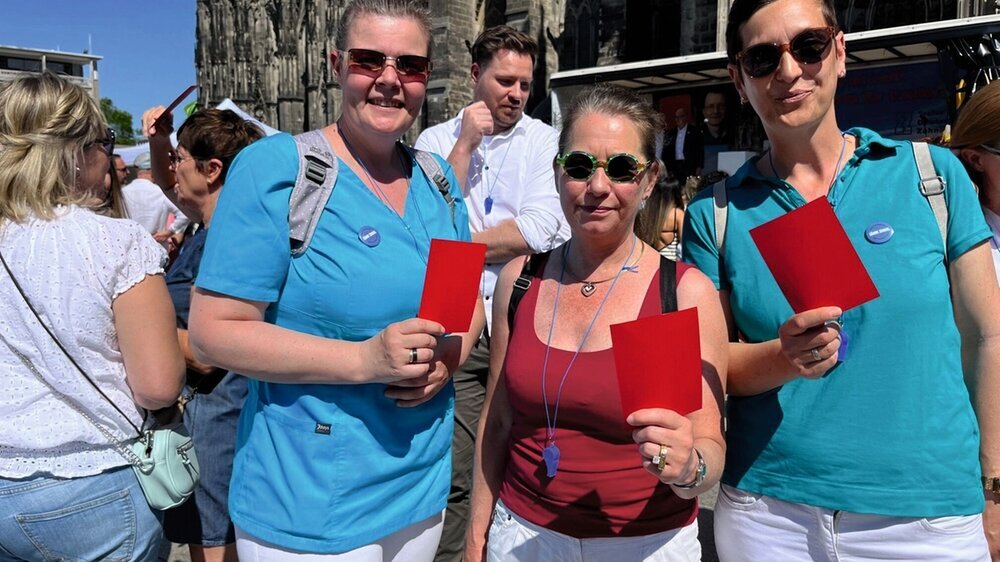„Ich bin heute mit meinem Team hier, weil ich mich darüber ärgere, dass wir erst die Zusicherung für die neuen Leistungen im Rahmen der Parodontitis-Strecke bekommen haben und diese dann - praktisch über Nacht - wieder zurückgenommen wurden. Das ist nicht hinnehmbar!“ Dr. Ursula Stegemann (Mitte), niedergelassene Zahnärztin in Straelen